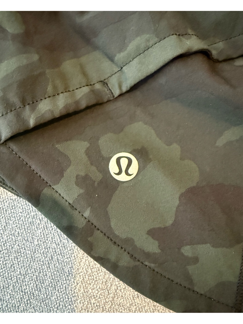 NWT! Lululemon Speed Up 2.5” Inseam Shorts Black & Green Camo - Picture 6 of 11